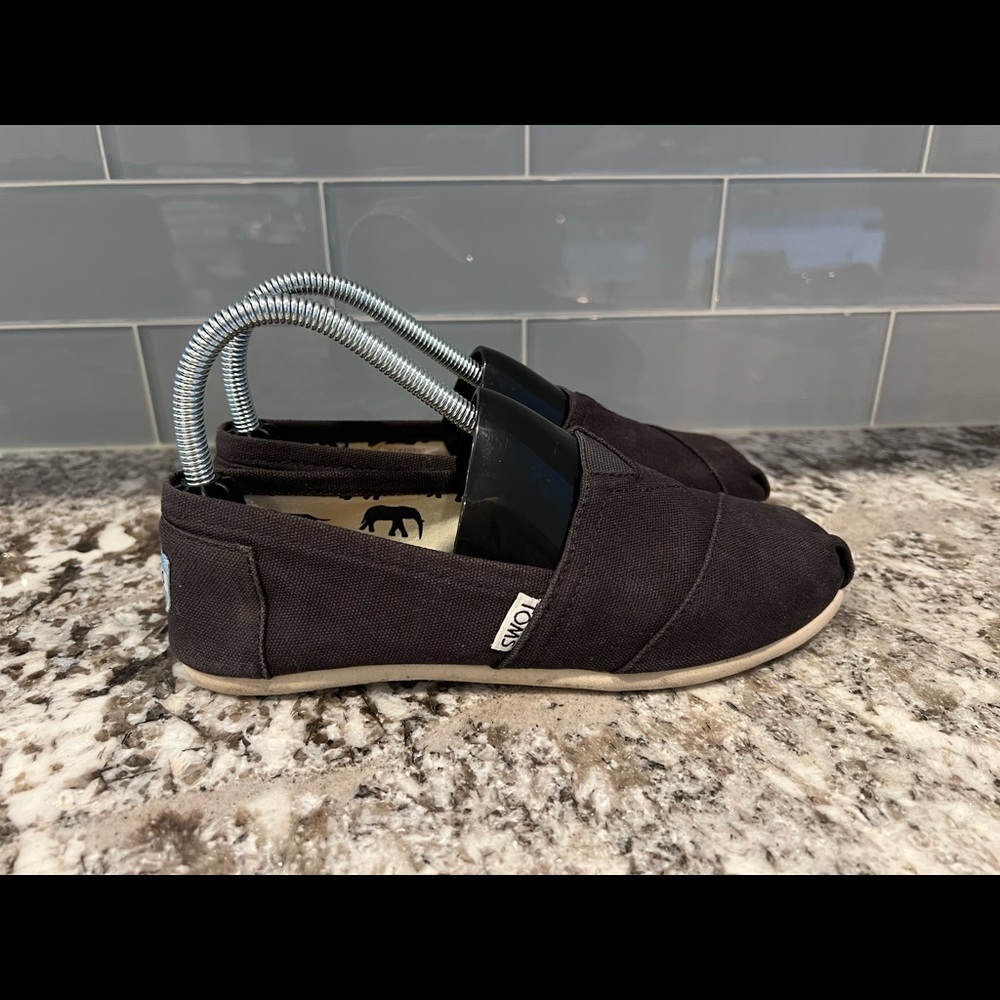 TOMS womens slip on flats black fabric upper arch support casual shoes size 7.